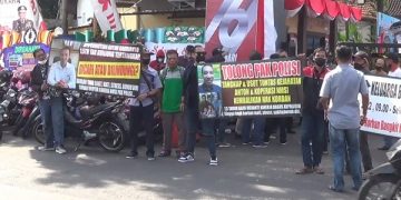 Aksi demo di Mapolres Kediri Kota. Foto: Bacaini/AK.Jatmiko