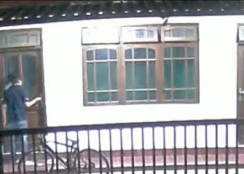 Terekam CCTV, Pria Bersepeda Congkel Kotak Infaq Musala