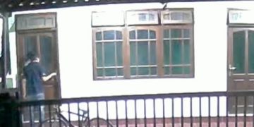 Pelaku pencuri kotak infaq. Foto: tangkapan layar rekaman CCTV.