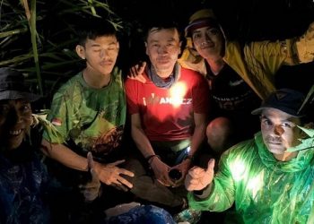 Yurbianto (tengah, baju merah) saat berhasil ditemukan Tim SAR Gabungan. Foto: Ist