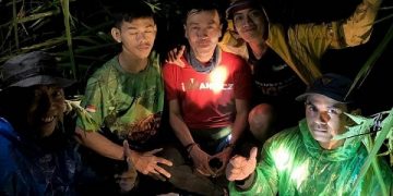 Yurbianto (tengah, baju merah) saat berhasil ditemukan Tim SAR Gabungan. Foto: Ist