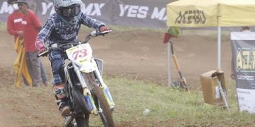Penampilan Fadila Nafara dalam perlombaan motocros.