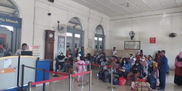 Calon penumpang KA di Stasiun Kediri. Foto: Ist