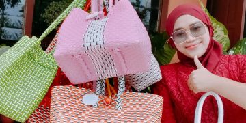 Tri Sundari pamerkan tas anyaman hasil buatannya. Foto: Bacaini/Aby