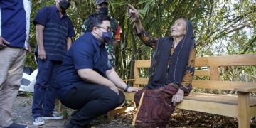 Mas Dhito saat ngobrol bersama Mbah Simpen. Foto: Ist