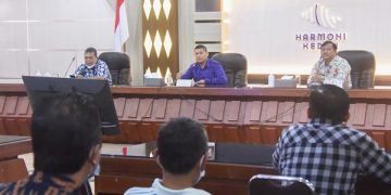 Wali Kota Kediri saat mengumumkan pembagian hewan kurban. Foto: Ist