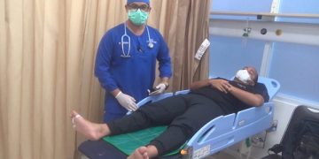 Kasatreskrim Polres Jombang mendapat perawatan dokter IGD RS Bhayangkara Kediri. Foto: Bacaini/AK.Jatmiko