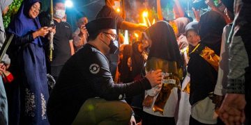 Mas Dhito ngobrol bersama santri cilik peserta takbir keliling. Foto: Ist