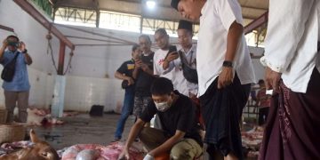 Wali Kota Kediri saat melakukan peninjauan proses pemotongan hewan kurban. Foto: Ist