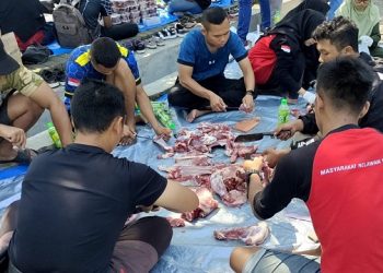 Anggota Yonif 521 Bagikan Ratusan Paket Daging Kurban