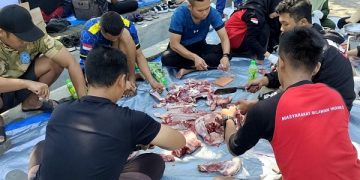 Anggota Yonif 521 saat memotong daging kurban yang akan dibagikan. Foto: Bacaini/AK.Jatmiko