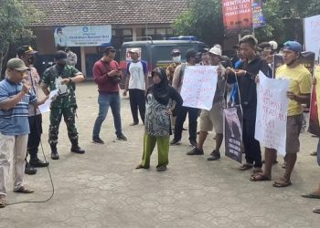 Perangkat Desa Selingkuh, Warga Demo Balai Desa Tunglur