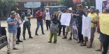Aksi demo warga di Balai Desa Tunglur, Kecamatan Badas, Kabupaten Kediri. Foto: Bacaini/AK.Jatmiko