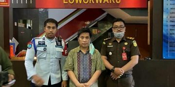 Terdakwa Julianto Eka Putra, tengah, sesampainya di Lapas Lowokwaru. Foto: Bacaini/A.Ulul