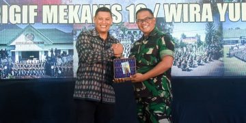 Wali Kota Kediri menyerahkan cinderamata kepada Kolonel Inf Irwan Budiana. Foto: Ist
