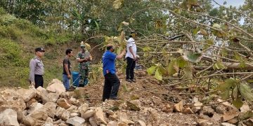 Petugas kepolisian melakukan olah TKP di lokasi galian tambang batu. Foto: Ist