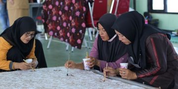 Ibu-ibu peserta pelatihan batik di Kelurahan Dermo, Kota Kediri. Foto: Ist