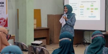 Ketua TP PKK Kota Kediri, Ferry Silviana Abu Bakar saat menyampaikan materi pada peserta sosialisasi. Foto: Ist
