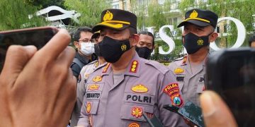 Kabid Humas Polda Jatim Kombes Pol Dirmanto saat diwawancara usai olah TKP. Foto: Bacaini/A.Ulul