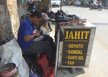 Tukang Jahit Sepatu di Jombang Banjir Garapan Sepatu Sekolah