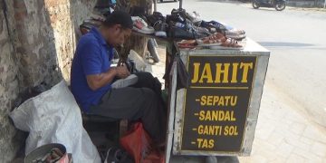 Sepatu garapan menumpuk di lapak jahit sepatu Jalan Desa Candimulyo, Jombang. Foto: Bacaini/Syailendra