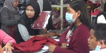 Suasana di toko seragam sekolah Jalan Stasiun. Foto: Bacaini/AK.Jatmiko