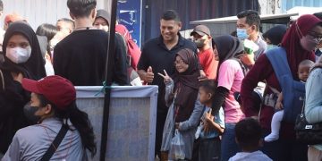 Wali Kota Kediri berfoto bersama masyarakat di CFD Jalah Dhoho. Foto: Ist