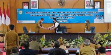 Bupati Kediri saat hadir dalam Rakor dan Sosialisasi Penilaian Kinerja Pelayanan Publik di Lingkungan Pemerintah Kabupaten Kediri. Foto: Ist