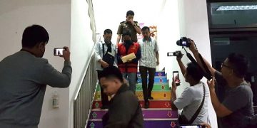 Tersangka AGH ditahan petugas Kejari Bangkalan. Foto: Bacaini/Rusdi