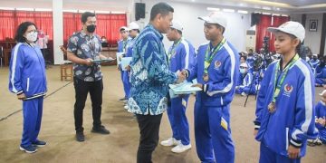 Wali Kota Kediri serahkan bonus untuk atlet Porprov 2022. Foto: Ist