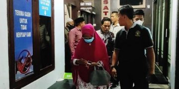 Para tersangka digiring polisi menuju Kejari. Foto: Bacaini/Rusdi