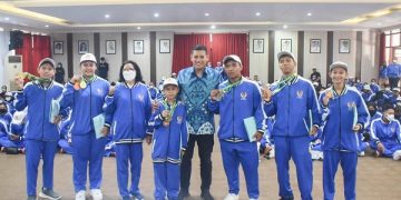 Wali Kota Kediri bersama Ketua KONI Kota Kediri serta atlet Porprov Jatim 2022. Foto: Ist