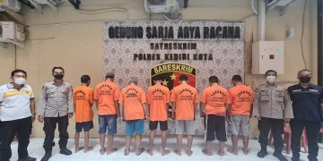 Tersangka yang berhasil diamankan Timsus Perjudian Polres Kediri Kota. Foto: Bacaini