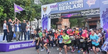 Wali Kota Kediri berangkatkan peserta lomba Kota Kediri Berlari. Foto: Ist