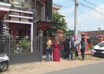 Korban Arisan Bodong di Jombang Luruk Rumah Pelaku