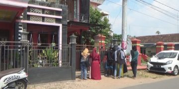Korban arisan online saat datang ke rumah pelaku yang sudah kosong. Foto: Bacaini/Syailendra