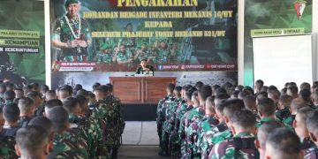 Danbrigif memberikan pengarahan kepada anggota Yonif 521. Foto: Bacaini/AK.Jatmiko