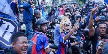 Suporter fanatik Arema FC, Aremania. Foto: Bacaini/A.Ulul