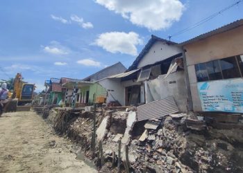 Proses perbaikan saluran air di salah satu kawasan kumuh di Tulungagung. Foto: Bacaini/Setiawan