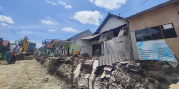 Proses perbaikan saluran air di salah satu kawasan kumuh di Tulungagung. Foto: Bacaini/Setiawan
