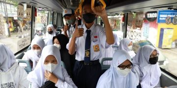 Penumpang bus sekolah gratis hari pertama tahun ajaran baru 2022/2023. Foto: Ist