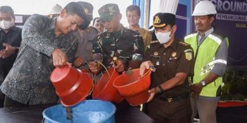 Wali Kota Kediri meletakkan batu pertama pembangunan SMPN 9 Kota Kediri. Foto: Ist