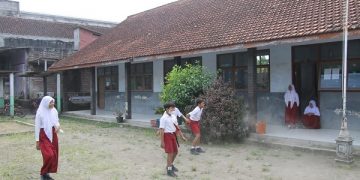 Suasana tahun ajaran baru di SD 1 Bendilwungu yang sangat sepi. Foto: Bacaini/Setiawan