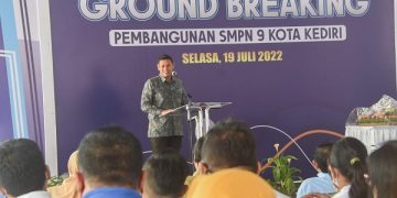 Wali Kota Kediri, Abdullah Abu Bakar saat hadir di acara ground breaking SMPN9 Kediri. Foto: Ist