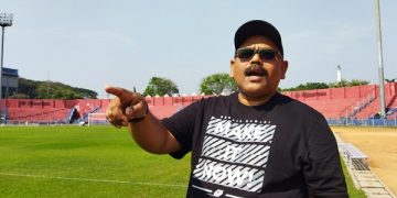 Tri Widodo menunjukkan bagian lapangan Stadion Brawijaya yang sudah dibenahi. Foto: Bacaini/Darman