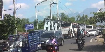 Kondisi lalu lintas di Jembatan Bandar Ngalim. Foto: Bacaini/AK.Jatmiko