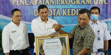 Penyerahan penghargaan dari BPJS Provinsi Jatim kepada Wali Kota Kediri. Foto: Ist