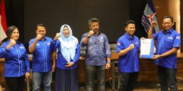 Penyerahan SK kepengurusan kepada Ketua DPC Partai Demokrat Kabupaten Kediri, M. Zaini. Foto: Ist