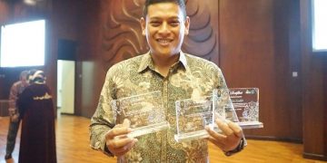 Wali Kota Kediri, Abdullah Abu Bakar menunjukkan penghargaan dari Universitas Indonesia. Foto: Ist