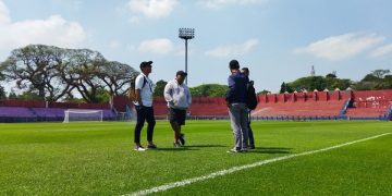 Tim verifikasi lapangan PT LIB di Stadion Brawijaya. Foto: Bacaini/Darman